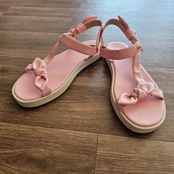 Elegant Pink Sandals with Bow Accent - Picture 1 of 4